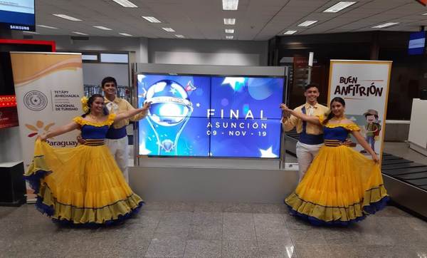 CON TOQUE FOLCLÓRICO RECIBEN A EXTRANJEROS POR LA COPA •