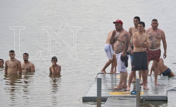 HOY / Hinchas argentinos hacen frente al calor en aguas de la Bahía, pese a la alta contaminación