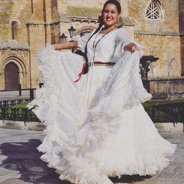 Paraguaya deja a todos boquiabiertos con la Danza de la Botella en España