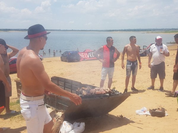 Asado, chupi y chapuzón: así viven hinchas de Colón la previa a la final