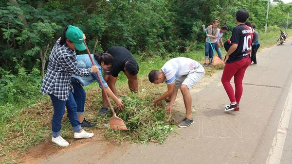 Alumnos limpian la ciudad de San Pedro de Ycuamandyyu