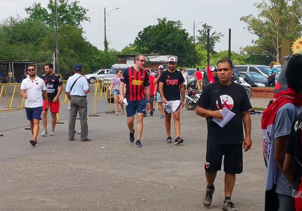 Hinchas de Colón, en pleno acceso al país