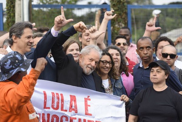 Lula salió de la cárcel, ovacionado por sus partidarios