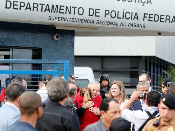 Lula, al salir de la cárcel: "Han intentado criminalizar a la izquierda"