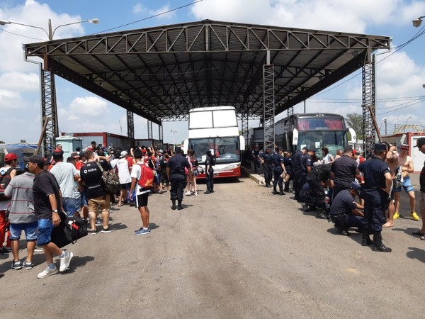Hinchas de Colón siguen ingresando a Paraguay en forma masiva: