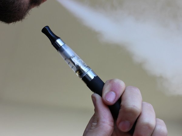 La vitamina E es posible causante de las enfermedades por vapeo, según EEUU