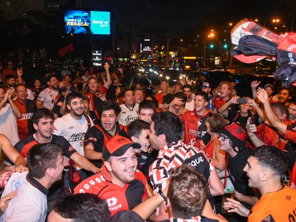 Impresionante banderazo de hinchas de Colón