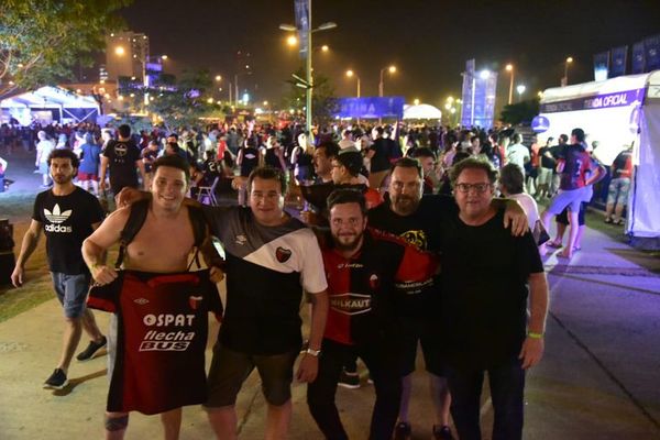 Casi 23.000 hinchas extranjeros ya ingresaron para vivir la final  - Nacionales - ABC Color