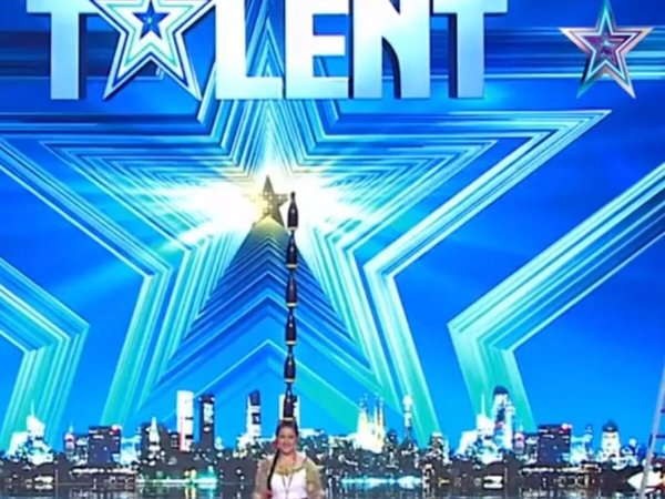 Paraguaya deslumbra en Got Talent con danza de la botella