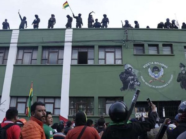 Varias unidades de la  Policía se amotinan contra Evo  en Bolivia