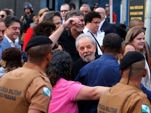 Lula dejó la cárcel ovacionado por partidarios tras fallo del Supremo