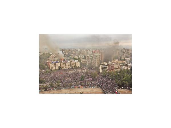 Marcha en Santiago con incidentes, incendio y saqueos