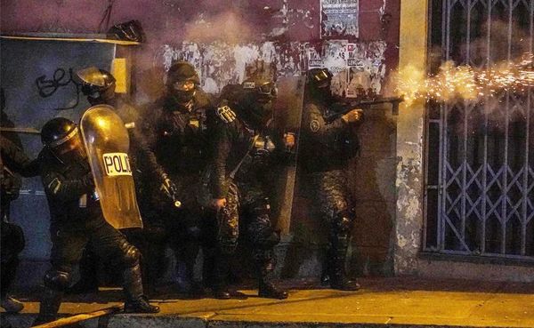 Policías bolivianos se amotinan para no reprimir - Internacionales - ABC Color