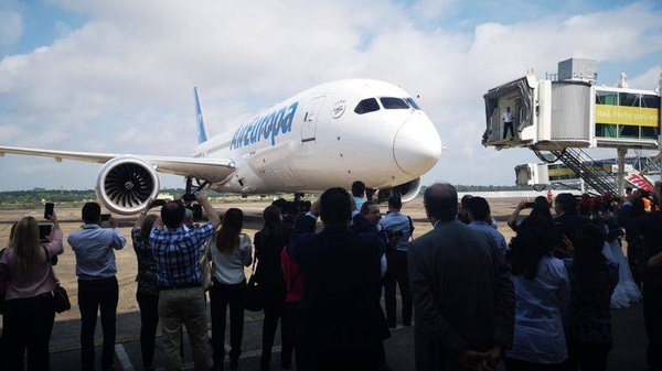 HOY / Paraguay fortalece conectividad aérea con llegada del Dreamliner