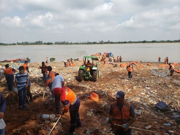 SACARON MAS DE 30.000 KILOS DE BASURA DE RIO PARAGUAY