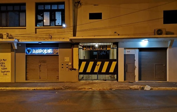 Se llevan dinero y un rodado en asalto a estacionamiento