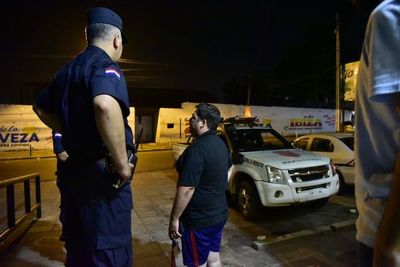 Motociclistas hieren de un balazo a peatón en Villa Elisa - Nacionales - ABC Color