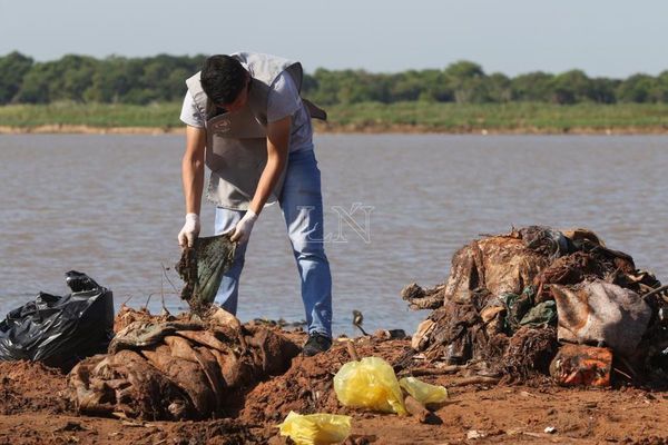 Basuras en ribera del Río Paraguay: símbolo de la falta de conciencia ciudadana
