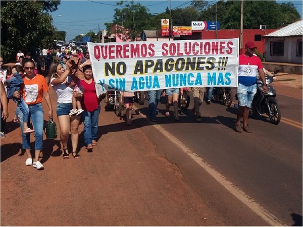 Cansados de pésimos servicios públicos, pobladores cierran ruta