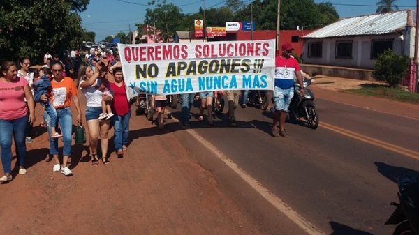 Hartos de estar sin luz ni agua, arroyenses cerraron la ruta - ADN Paraguayo
