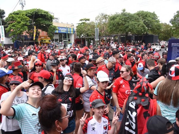 ¡Euforia sabalera! Más de 37.000 hinchas de Colón ingresaron a Paraguay