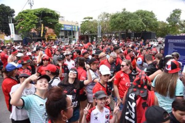 Asunción "colonizada" por una marea de hinchas del Colón argentino » Ñanduti