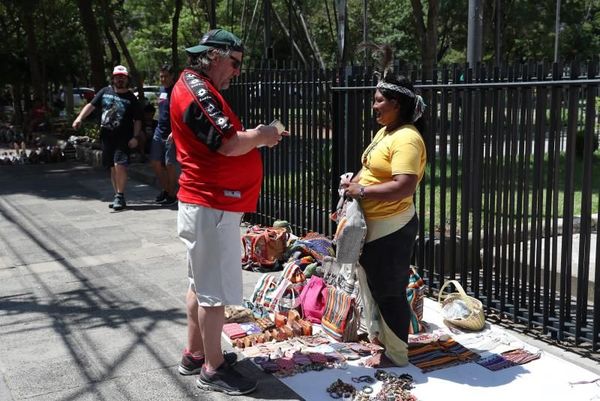 Asunción "colonizada" por una marea de hinchas del Colón argentino - .::RADIO NACIONAL::.