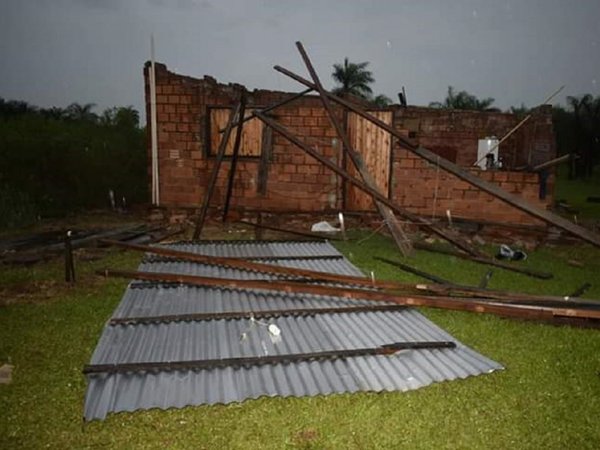 Temporal con fuertes lluvias causa destrozos en Misiones