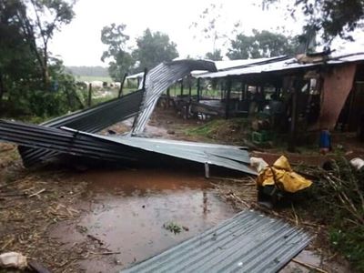 La tormenta destechó casas y ocasionó cortes de luz - Nacionales - ABC Color