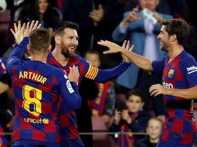Messi decide con un triplete