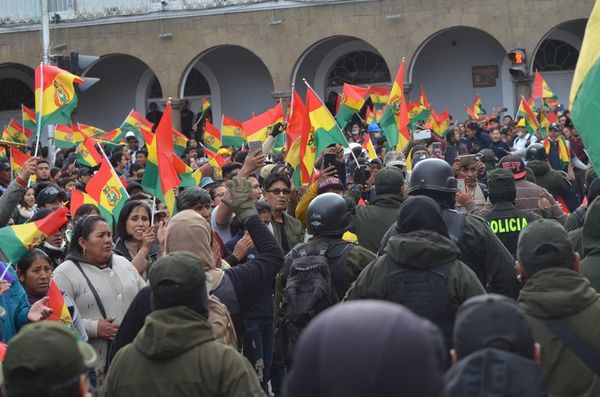 Bolivia: Un gobernador y dos alcaldes oficialistas renuncian en plena crisis - Mundo - ABC Color