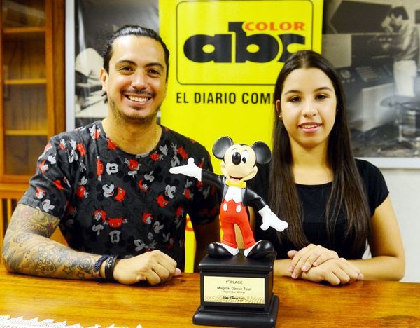 Joven bailarina paraguaya obtiene un trofeo en Disney - Artes y Espectáculos - ABC Color