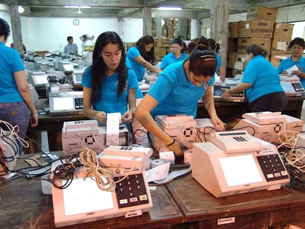 Urnas electrónicas dividen a políticos