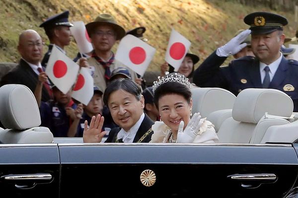Decenas de miles de japoneses aclaman a su nuevo emperador