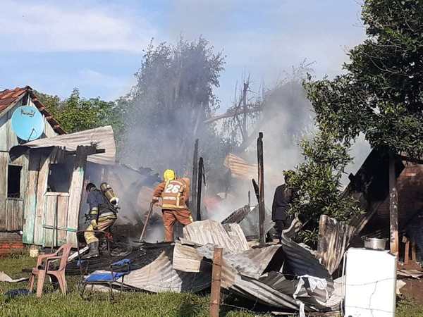 BOMBERA PIERDE SU VIVIENDA EN UN INCENDIO