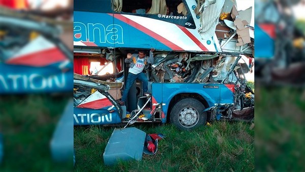Colectivo choca contra un camión en Argentina y un paraguayo perdió la vida - ADN Paraguayo