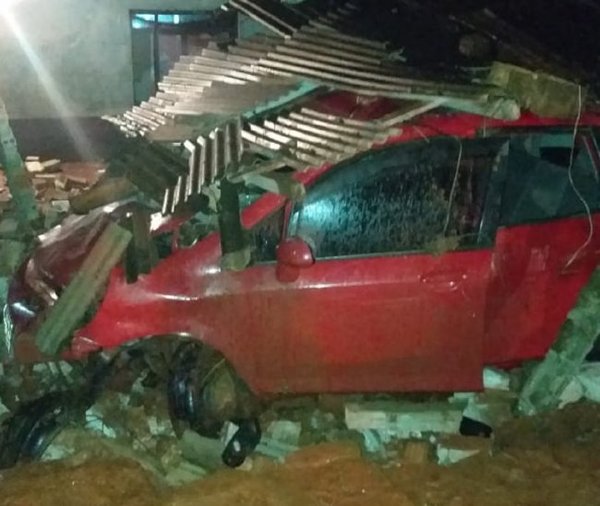 Vehículo atropella una casa y mata a un hombre - ADN Paraguayo