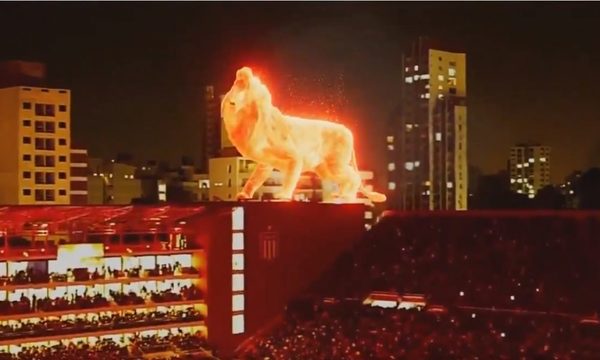 Un león de fuego paseó por el estadio de Estudiantes de La Plata