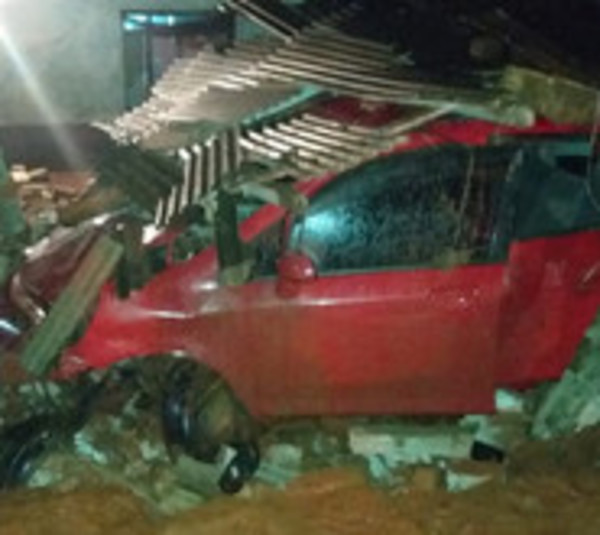 Automóvil impacta contra una vivienda y arrolla a un hombre  - Paraguay.com