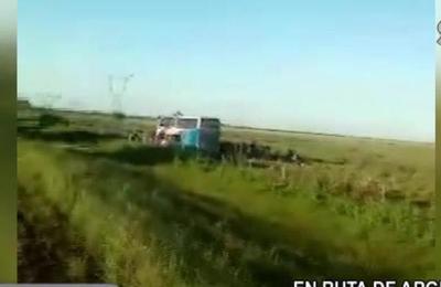 Choque frontal entre un bus y un camión en ruta de Argentina - SNT