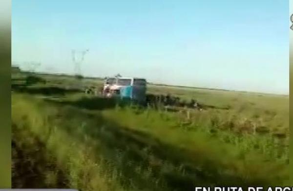 Choque frontal entre un bus y un camión en ruta de Argentina - SNT
