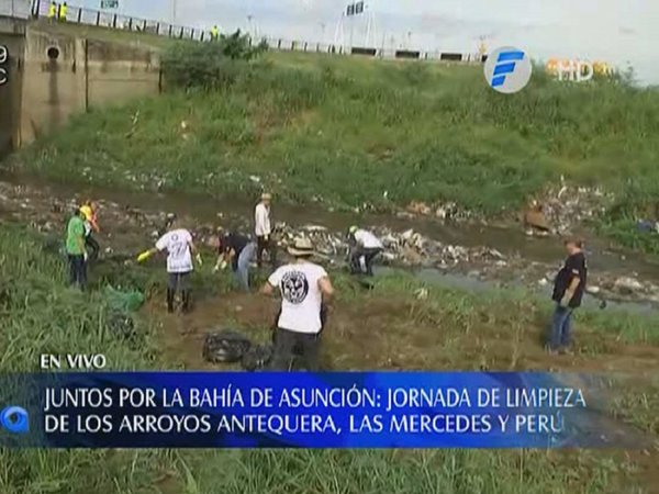 Ciudadanos se unen para limpiar la Bahía de Asunción
