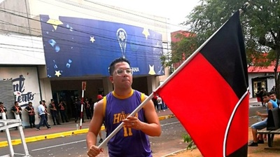 Pianito enseñó a comer el sandwich de empanada a un hincha argentino
