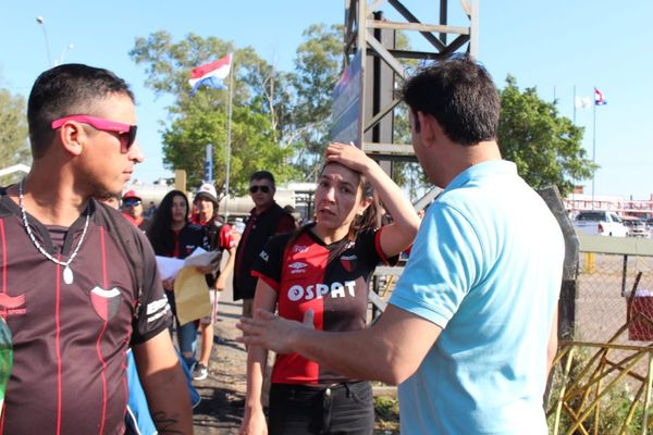 En caravana, hinchas de Colón dicen “adiós” al país