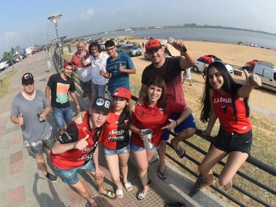 Hinchas de Colón de Santa Fe resaltan la hospitalidad de paraguayos