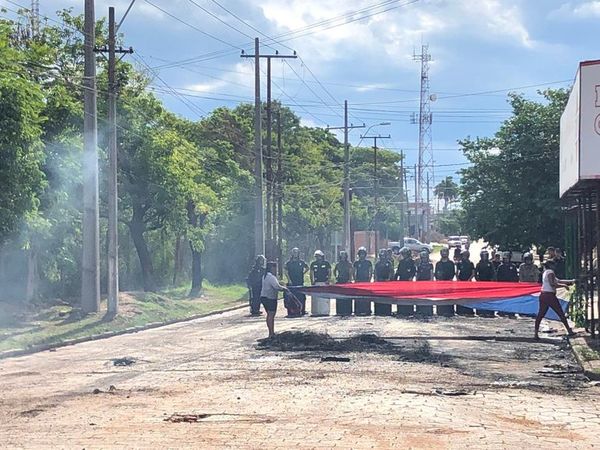 Manifestantes se retiran de frente a la Fiscalía de Concepción - Nacionales - ABC Color