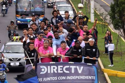 El campeón recorre Quito con la copa - Fútbol - ABC Color