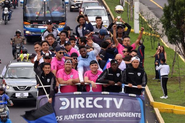 El campeón recorre Quito con la copa  - Fútbol - ABC Color