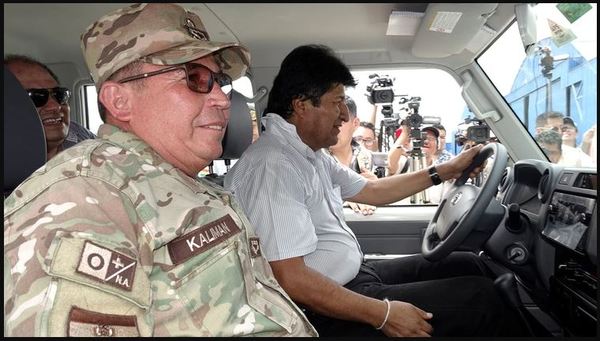 Militares y policías piden a Evo Morales que renuncie para "pacificar" al país » Ñanduti