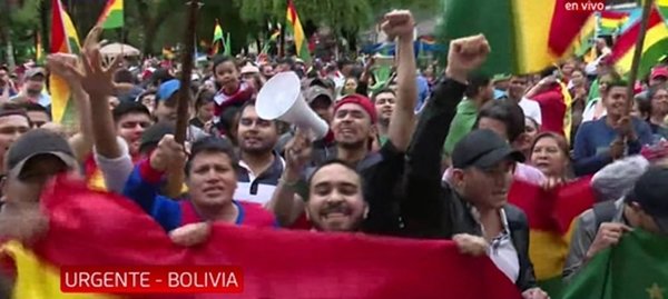 Festejan renuncia de Evo con sirenas y gente en la calle | Noticias Paraguay